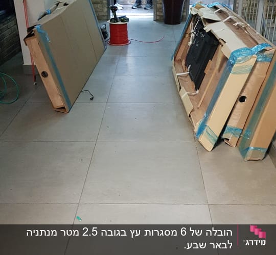 ארגזים וציוד ליד מעלית בבניין